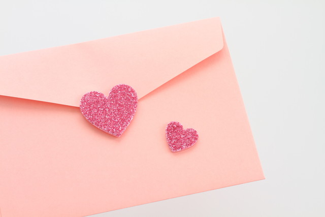 ラブレター　ピンクの封筒とハート