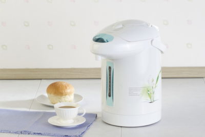 電気ポットの横にコーヒ