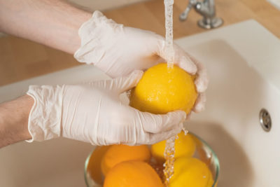 まるごとレモンを洗う